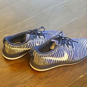 Nike roshe sneakers